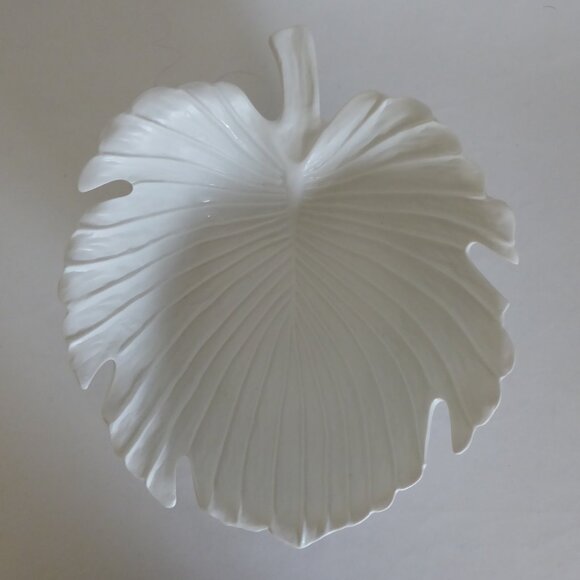 NEW LARGE 12” WHITE PORCELAIN DECORATIVE LEAF SHAPED BOWL SCULPTURE WITH STEM - Picture 9 of 12